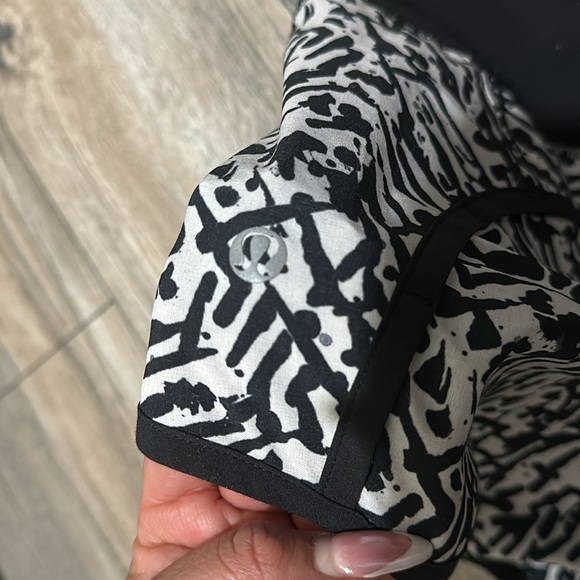 Lululemon Shorts Size 6 - Picture 4 of 4